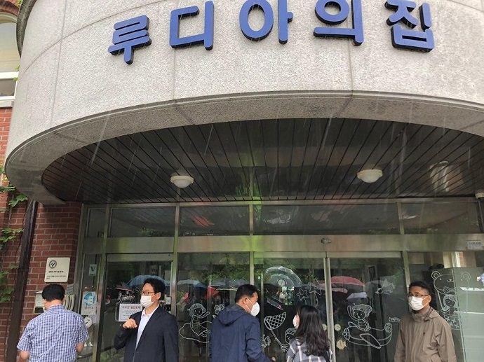 지난 13일 루디아의집 측이 거주인 전원에 반대하며, 문을 걸어 잠그고 있다. 루디아의집 현판 아래 사람들이 문이 열리기를 기다리고 있다. 사진 장애와인권발바닥행동 지난 13일 루디아의집 측이 거주인 전원에 반대하며, 문을 걸어 잠그고 있다. 루디아의집 현판 아래 사람들이 문이 열리기를 기다리고 있다. 사진 장애와인권발바닥행동