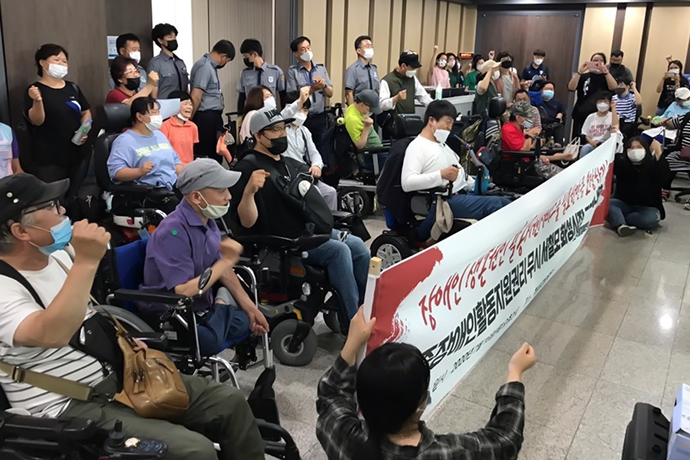 16일, 장애계가 활동지원서비스 시 추가 제도 개악 철회를 촉구하며 화성시청 시장실 앞에서 농성 투쟁을 시작했다. 사진 경기장애인차별철폐연대