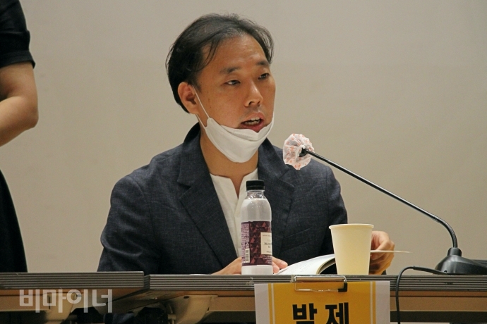 홍성수 숙명여자대학교 교수가 발제를 하고 있다. 사진 이가연 홍성수 숙명여자대학교 교수가 발제를 하고 있다. 사진 이가연