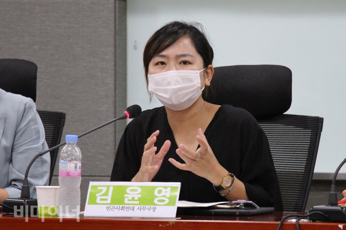 김윤영 빈곤사회연대 사무국장이 기초생활보장제도에서의 부양의무자기준 폐지의 필요성과 제2차 기초생활보장 종합계획의 방향 제시를 하고 있다. 사진 허현덕