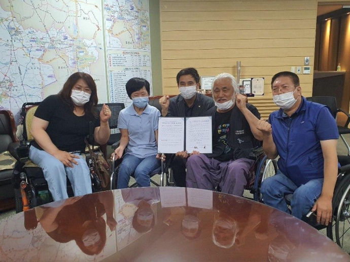 23일, 경기도장애인차별철폐연대(아래 경기장차연)가 화성시청에서 서철모 화성시장을 만나 ‘장애인활동지원 시 추가 지원사업’에 대한 내용에 극적으로 합의했다. 왼쪽에서 세 번째에 서철모 화성시장이 주먹을 쥐고 합의안을 보이고 있다. 사진제공 경기장차연