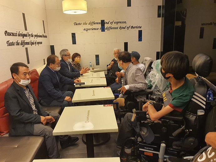 장애계가 포항시 관계자와 면담하는 모습. 사진 420장애인차별철폐포항공동투쟁단(준) 제공