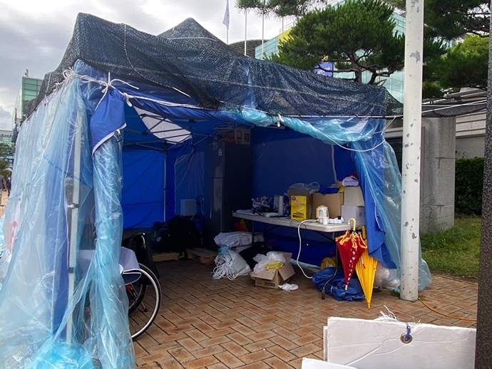 장애계는 6월 30일을 시작으로 포항시장 사과와 활동지원서비스 24시간 전면 확대, 포항A공동생활가정 피해아동 후속대책 마련 등을 요구하며 농성을 이어왔다. 사진 420포항공투단 제공