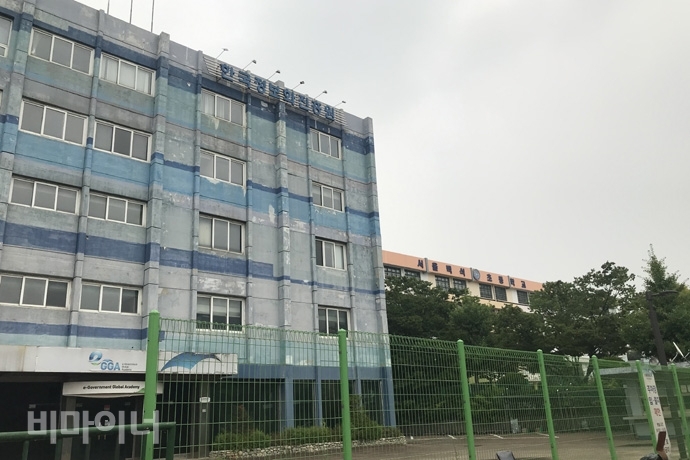 어울림플라자 부지인 구 한국정보화진흥원 건물과 백석초등학교가 함께 담긴 모습. 사진 허현덕