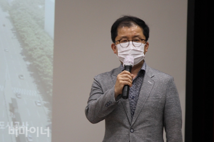 조경익 서울시 장애인복지정책과장이 어울림플라자 추진 배경과 계획을 설명하고 있다. 사진 허현덕