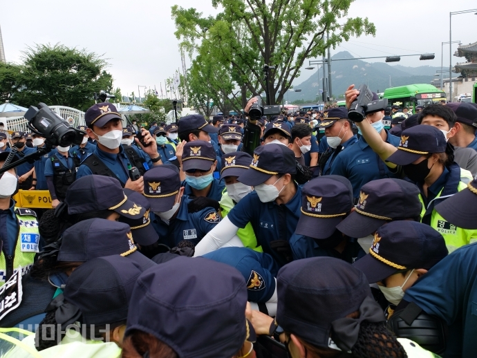 수많은 경찰들이 도로에서 피켓을 들려고 하는 한 장애인 활동가를 에워싸 진압하고 있다. 사진 이가연 31일, 서울 정부종합청사 앞에서 중생보위 회의 결과를 기다리던 중, 수많은 경찰들이 도로에서 피켓을 들려고 하는 한 장애인 활동가를 에워싸 진압하고 있다. 사진 이가연