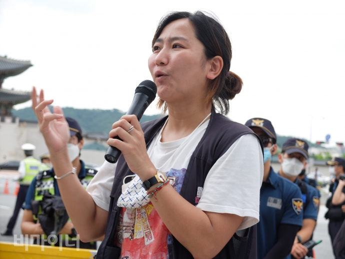 김윤영 빈곤사회연대 사무국장이 서울 정부청사 앞에서 중생보위 회의가 끝난 뒤 결과에 대한 설명을 하고 있다. 사진 이가연 김윤영 빈곤사회연대 사무국장이 서울 정부종합청사 앞에서 제60회 중앙생활보장위원회 회의가 끝난 뒤 결과를 설명하고 있다. 사진 이가연