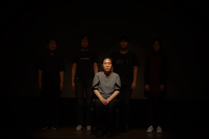 목우가 의자에 앉아 있으며 뒤에는 다른 배우들이 서 있다. 사진 김덕중 목우가 의자에 앉아 있으며 뒤에는 다른 배우들이 서 있다. 사진 김덕중