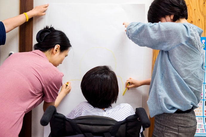 상대방의 몸을 그려주고 있다. 사진 혜영