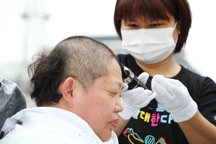 삭발하는 이형숙 집행위원장. 사진 강혜민 삭발하는 이형숙 집행위원장. 사진 강혜민