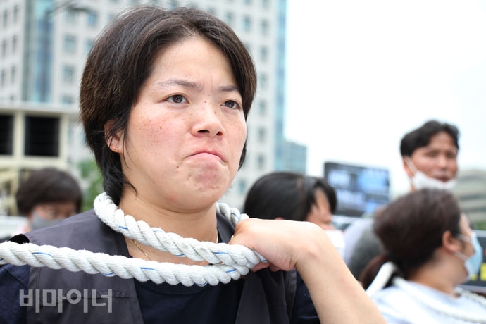 삭발하는 모습을 지켜보는 사람들. 사진 강혜민 삭발하는 모습을 지켜보는 사람들. 사진 강혜민