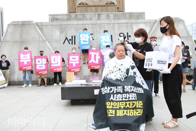 삭발하는 이형숙 집행위원장. 사진 강혜민 삭발하는 이형숙 집행위원장. 사진 강혜민