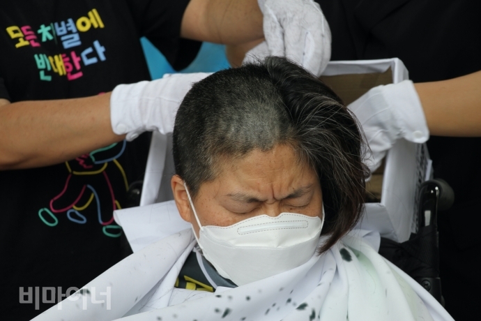 권은춘 충북장차연 대표가 삭발을 하고 있다. 사진 이가연
