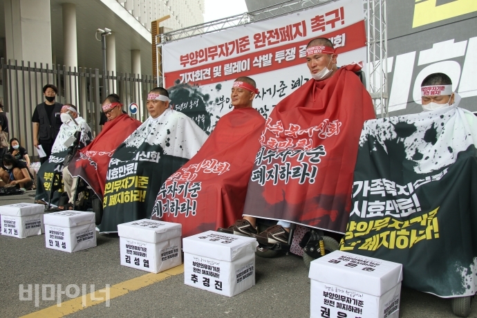 삭발을 마친 여섯 명의 참가자들. 왼쪽부터 왼쪽부터 권달주 경기장애인자립생활센터협의회 회장, 서기현 서울장애인자립생활센터협의회 이사, 안재성 무안장애인자립생활센터 소장, 김성엽 가치이룸장애인자립생활센터 국장, 추경진 서울장애인차별철폐연대 개인대의원, 권은춘 충북장애인차별철폐연대 대표. 사진 이가연