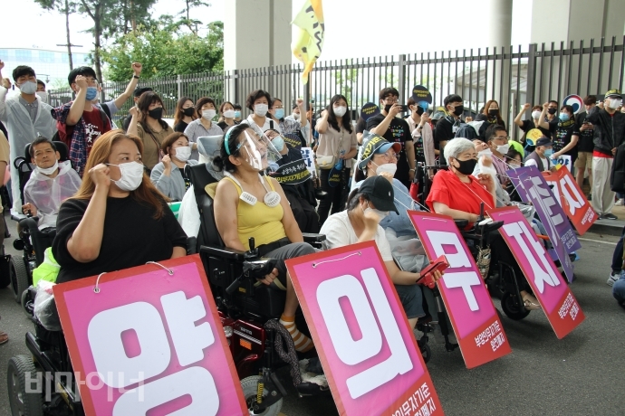 10일, 중생보위 회의가 열리는 세종시 복지부 앞에서 공동행동 등의 주최로 부양의무자기준 완전 폐지 약속 이행을 요구하는 삭발투쟁 결의대회가 개최했다. 참가자들이 구호를 외치고 있다. 사진 이가연