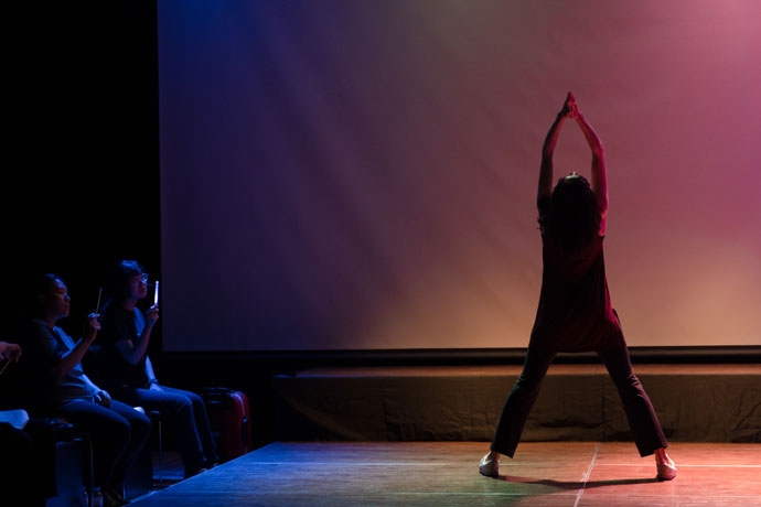 시민연극 「아파도 미안하지 않습니다」의 한 장면. 무대 위에 한 사람이 서 있다. 다리는 어깨너비보다 넓게 벌려 서 있으며, 두 팔은 하늘을 향해 뻗은 채 두 손을 맞잡고 있다. 무대 왼편에는 사람들이 의자에 앉아 있다. 사진 김덕중 시민연극 「아파도 미안하지 않습니다」의 한 장면. 무대 위에 한 사람이 서 있다. 다리는 어깨너비보다 넓게 벌려 서 있으며, 두 팔은 하늘을 향해 뻗은 채 두 손을 맞잡고 있다. 무대 왼편에는 사람들이 의자에 앉아 있다. 사진 김덕중