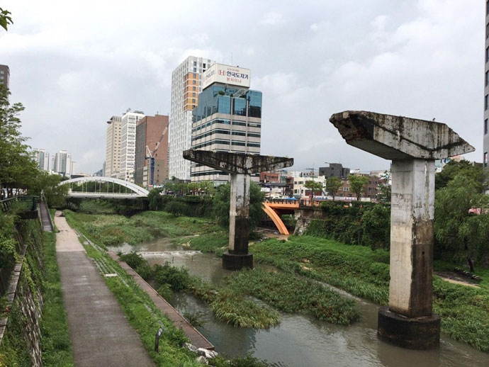 청계천에 남아 있는 청계고가의 모습. 사진 김윤영 