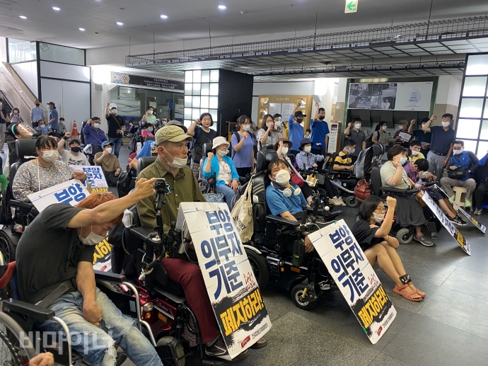 기자회견에 참석한 사람들이 구호를 외치고 있다. 사진 이가연