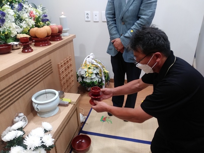 코로나로 어려워진 형편에 형님의 장례를 치르지 못한 동생이 무연고장례에서 술잔을 올리고 있다. 사진 나눔과나눔