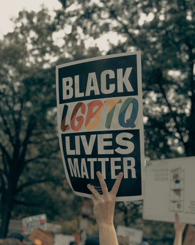 한 사람이 “흑인 성소수자(LGBTQ)의 생명은 소중하다”는 피켓을 들고 있다. 사진 언스플래시 