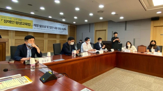 20일, 오전 10시 국회의원회관 제1세미나실에서 ‘약자의눈’ 주최로 ‘장애인 평생교육법 제정 필요성 및 법안 내용 쟁점 토론회’가 열렸다. 이날은 코로나바이러스감염증-19의 확산으로 인해 온라인 생중계로 진행되었다. 사진제공 전국장애인야학협의회