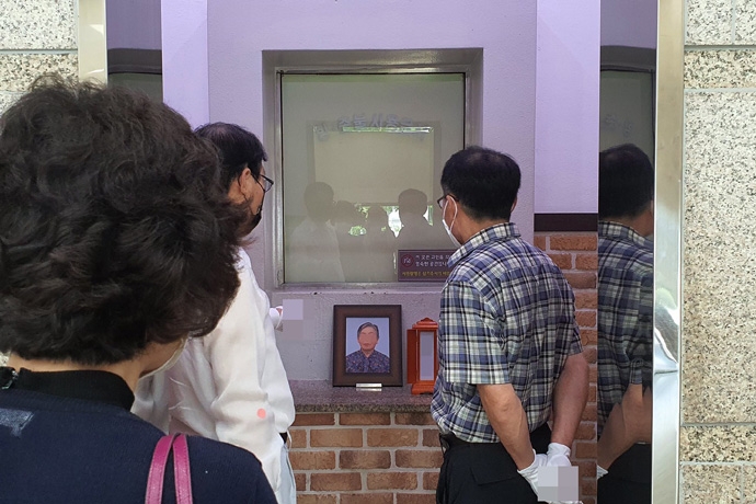 서류상의 연고자가 아니라는 이유로 20년 넘게 모신 어머니를 무연고자로 보낸 아들부부. 사진 나눔과나눔