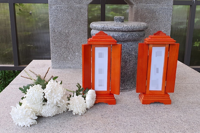 나눔과나눔은 2015년부터 서울시 무연고 사망자의 장례를 지원해 왔습니다. 서울시립승화원 유택동산에서 산골 전 국화꽃을 올린 모습. 사진 나눔과나눔