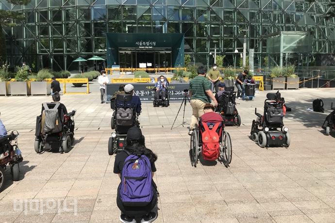 전국장애인차별철폐연대 등은 18일 오후 12시 서울시청 앞에서 김순석 열사 추모제를 열고, 김순석 열사의 동상·기념관 건립의 필요성을 서울시에 전달했다. 사진 허현덕 