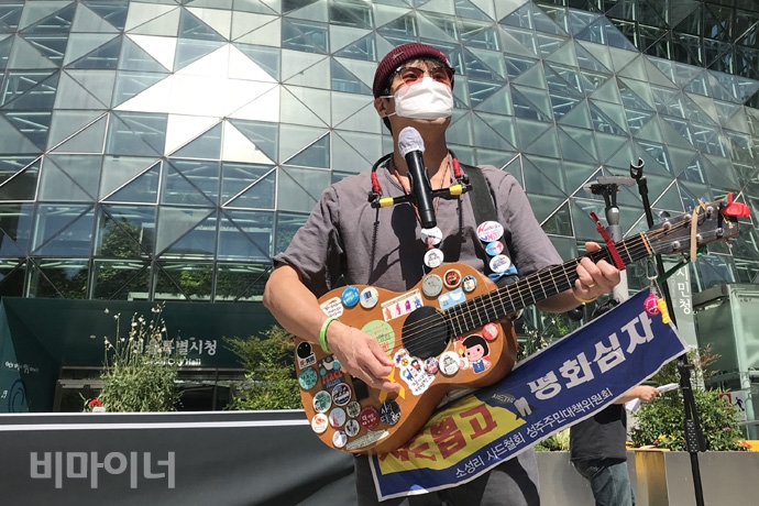 박준 문화활동가가 추모곡으로 이동권투쟁가를 불렀다. 사진 허현덕