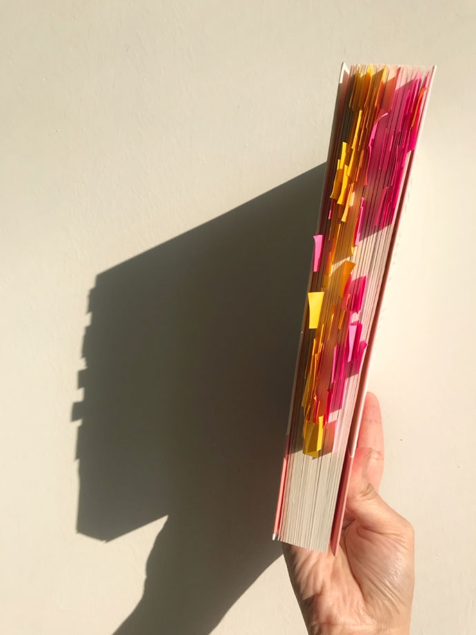 포스트잇이 빼곡히 붙어 있는 책. 사진 울림 