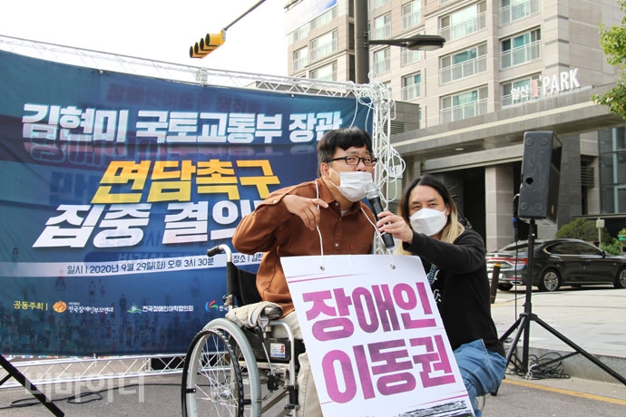 수동휠체어를 타고 온 서기현 장애인자립생활센터판 소장. 사진 강혜민