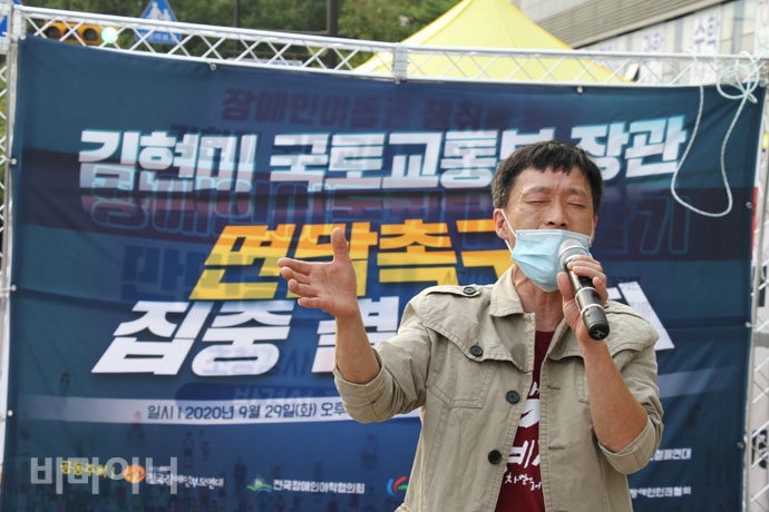 문화노동자 이혜규 씨가 결의대회에서 투쟁가를 부르고 있다. 사진 강혜민