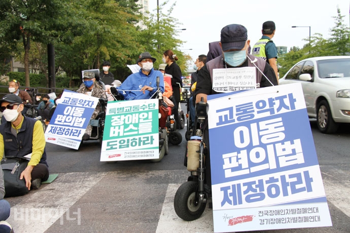 결의대회에 참석한 장애인 활동가들. 코로나19로 인해 1.5m씩 거리를 두고 앉아 있다. 사진 강혜민 