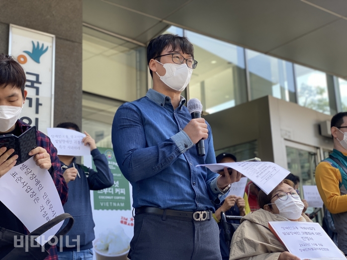 발달장애인 피해 당사자 이 아무개 씨의 아버지가 발언을 하고 있다. 사진 이가연