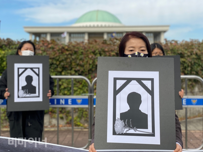 연이은 발달장애인들의 추락사에 부모연대는 국정감사가 시작된 오늘(7일) 오전 11시 국회 앞에서 이름 없이 죽어간 발달장애인과 그 가족들을 추모하는 기자회견을 열었다. 한 참가자가 영정 그림을 들고 있다. 사진 이가연