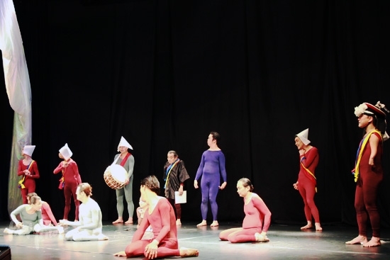 지난 2011년 3월 22일 극단 타이헨 배우들이 한국문화의 집에서 서울공연을 마치고 관객들에게 인사하고 있다. 사진 비마이너DB 지난 2011년 3월 22일 극단 타이헨 배우들이 한국문화의 집에서 서울공연을 마치고 관객들에게 인사하고 있다. 사진 비마이너DB