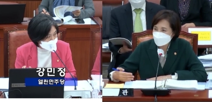 7일 오전 국회에서 열린 교육위원회 국정감사에서 강민정 국회의원이 유은혜 장관에게 질의를 하고 있다. 사진 국회방송 갈무리