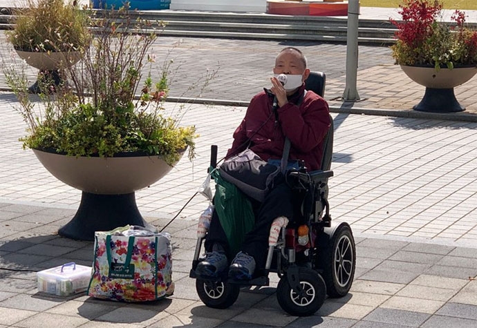 지난 9월 25일 만 65세 생일을 맞아 활동지원이 중단될 위기에 처한 전계구 씨. 사진 광주장애인차별철폐연대 