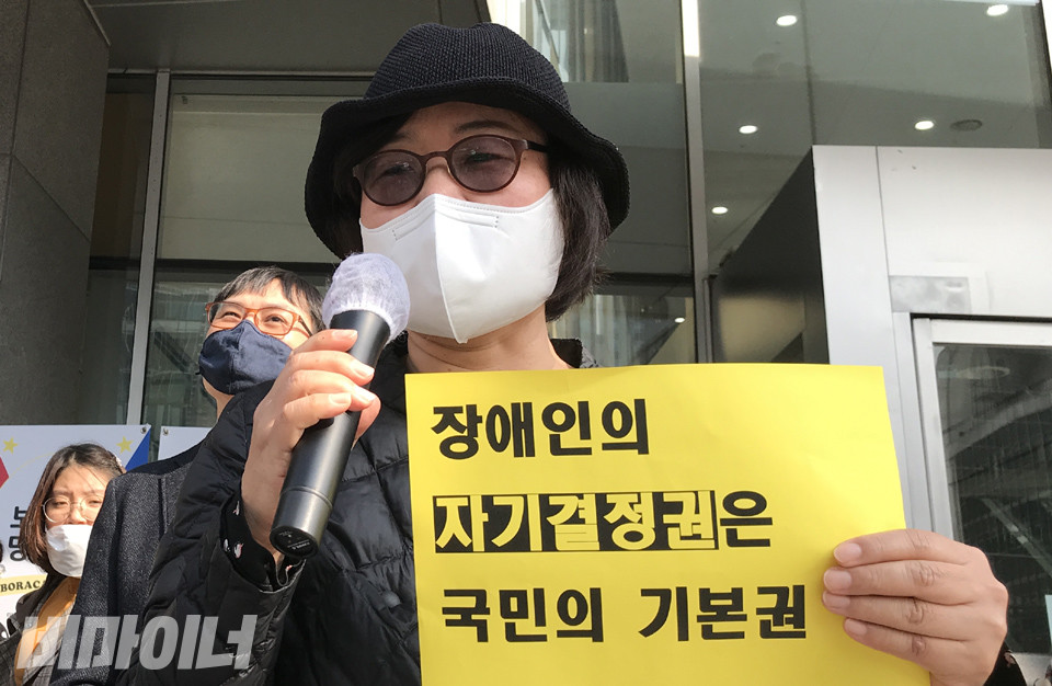진정인인 장현아 씨(이 씨의 어머니)가 기자회견에서 발언하고 있다. 사진 허현덕
