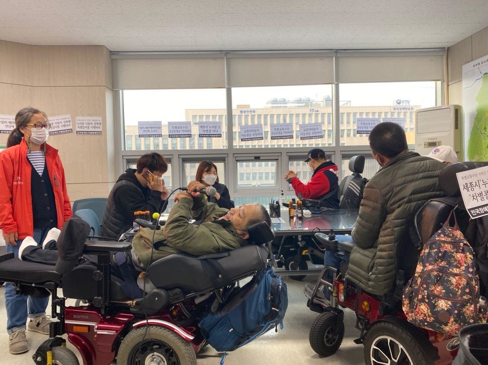 27일 3시 전국장애인차별철폐연대 등 장애인권단체는 특별교통수단 문제해결을 촉구하며 세종시청 건설교통국 국장실을 긴급 점거했다. 사진 전국장애인차별철폐연대