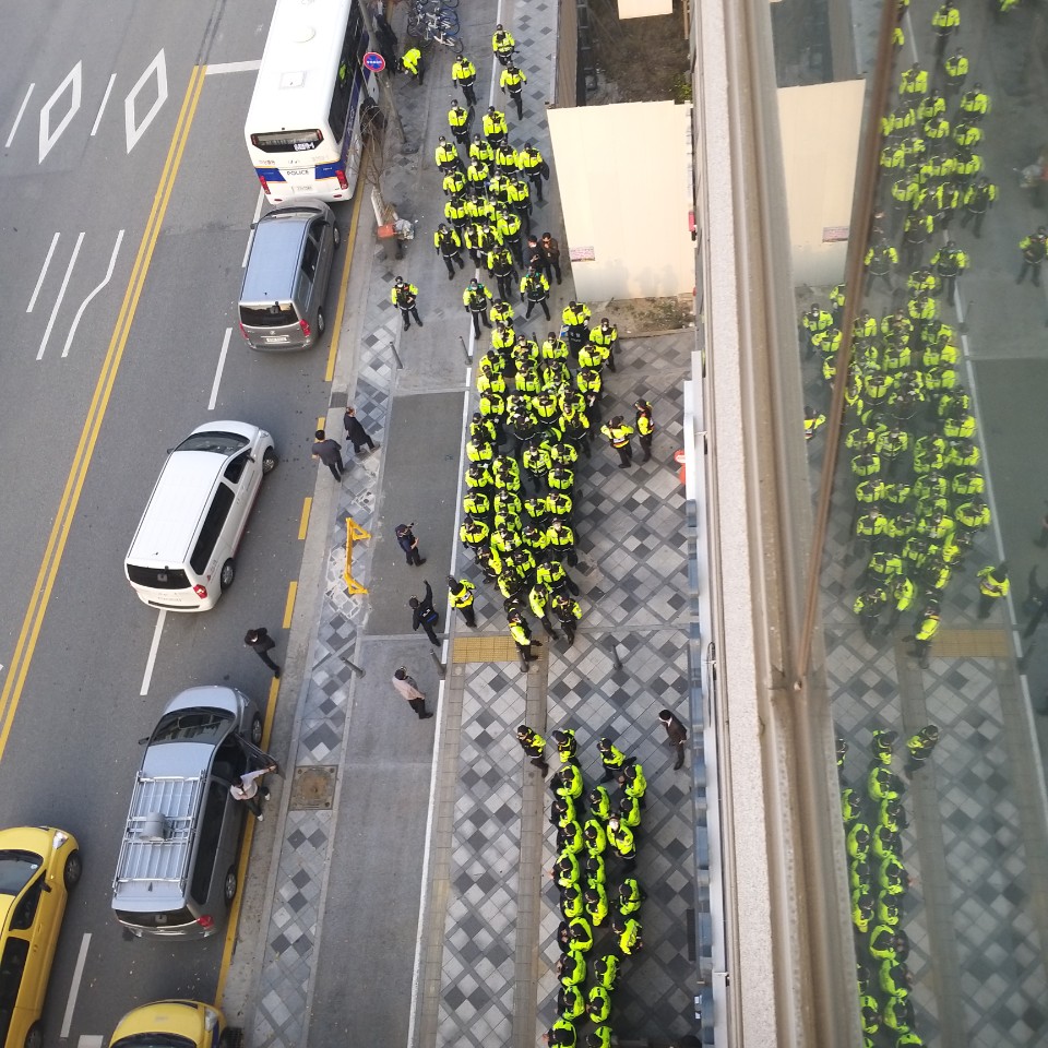 장애인들이 점거하고 있는 세종시청을 에워싸고 있는 수십 명의 경찰들. 사진 전국장애인차별철폐연대