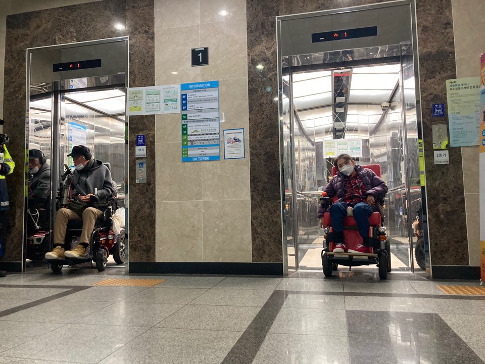 장애인들이 세종시청 엘리베이터 운행을 저지하고 있는 모습. 사진 전국장애인차별철폐연대
