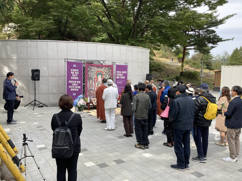 지난 10월 14일, 경기도 파주시 소재의 ‘무연고 사망자 추모의 집’ 앞에서 무연고 사망자 합동 추모위령제를 진행하는 모습. ⓒ이동현