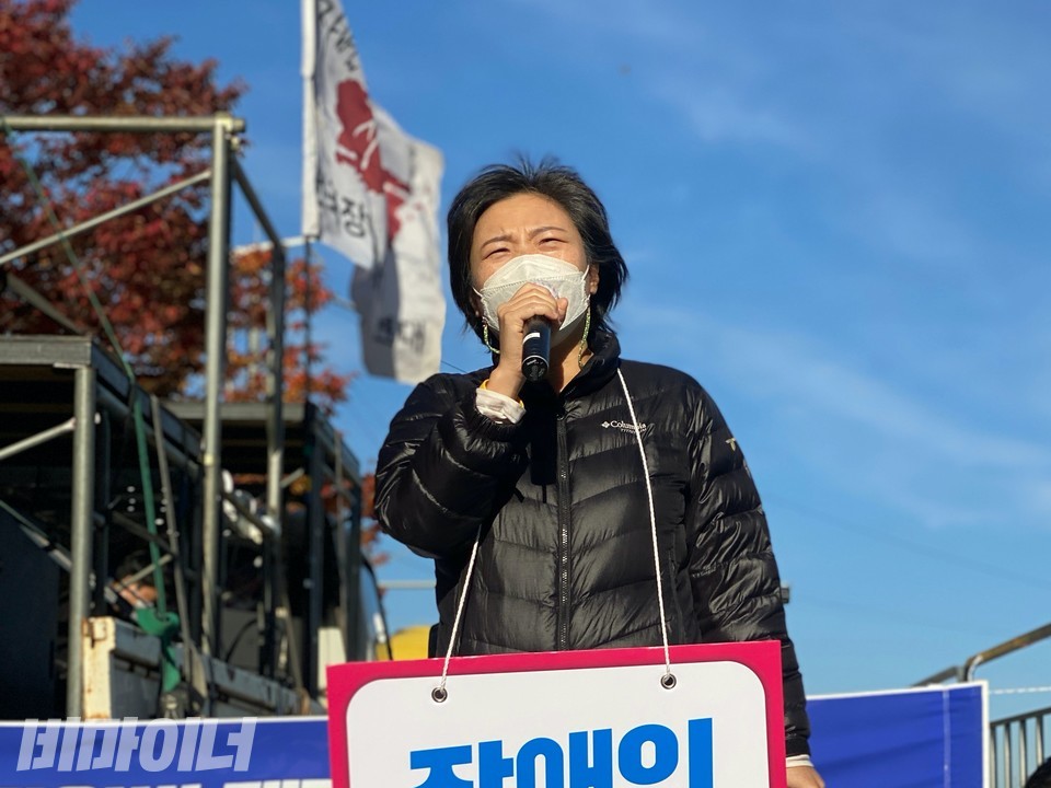 김정하 발바닥 활동가가 발언을 하고 있다. 사진 이가연