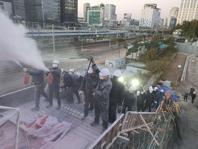 수협이 28일 새벽 노량진수산시장 육교 계단공사 강행을 위해 농성 중인 상인들을 향해 물대포를 쏴 대치가 이어졌다. 사진 최인기