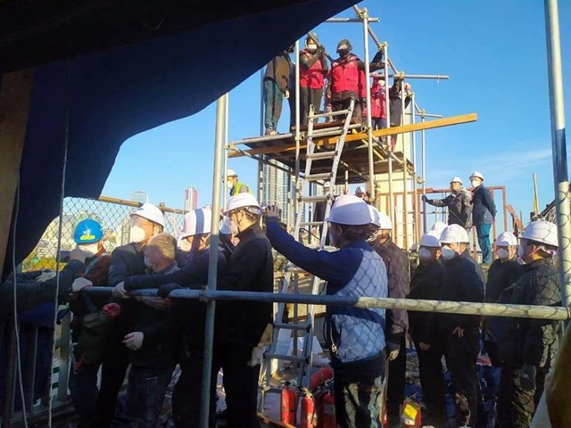 수협이 28일 새벽 노량진수산시장 육교 계단공사 강행을 위해 농성 중인 상인들을 향해 물대포를 쏴 대치가 이어졌다. 사진 최인기