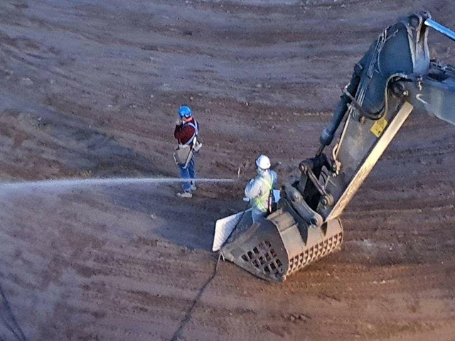 수협이 28일 새벽 노량진수산시장 육교 계단공사 강행을 위해 농성 중인 상인들을 향해 물대포를 쏴 대치가 이어졌다. 사진 최인기