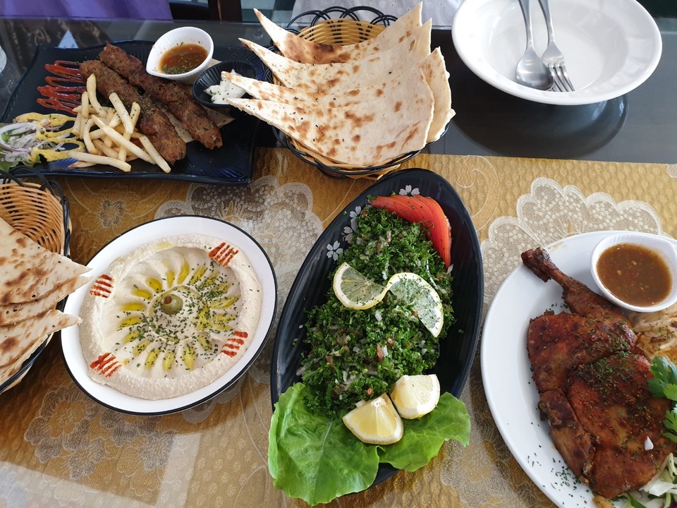 아살람 레스토랑 음식. 튀김류, 스프류, 샐러드와 얇게 구운 난 등 수많은 접시 위에 음식이 다채롭게 담겨 있다. ⓒ정혜실