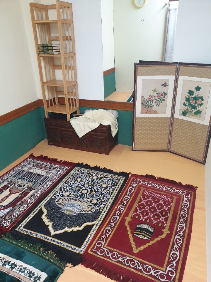 아살람 레스토랑 기도실. 작은 방 안에 이슬람 기도용 양탄자가 세 개 이상 깔려 있다. ⓒ정혜실