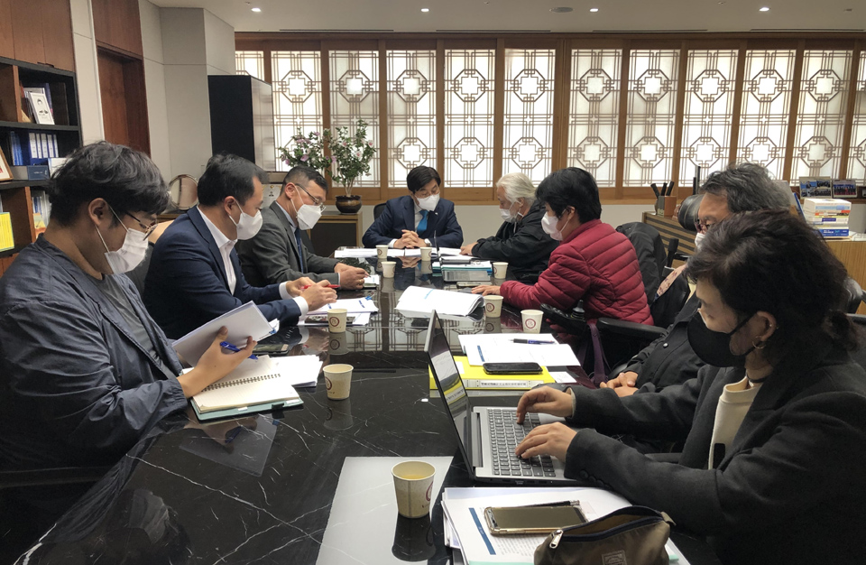 지난 3일, 이춘희 세종시장이 전국장애인차별철폐연대와 세종시 교통약자이동권보장및공공성강화를 위한 시민사회단체대책위원회와 면담에 나섰다. 사진 세종시교통약자대책위